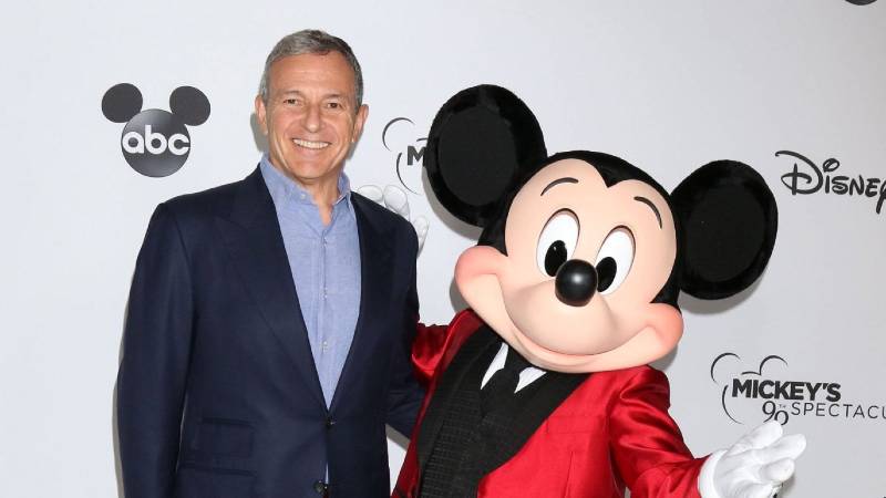 CEO da Disney, Bob Iger, com Mickey Mouse