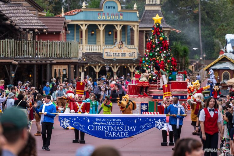 Filmando o Desfile Mágico do Dia de Natal dos Parques Disney de 2023 no Magic Kingdom do Walt Disney World