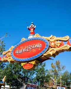 Logotipo Scentsy adicionado à atração Dumbo como parte de 'Smellephants on Parade' chegando à Fantasyland no Magic Kingdom