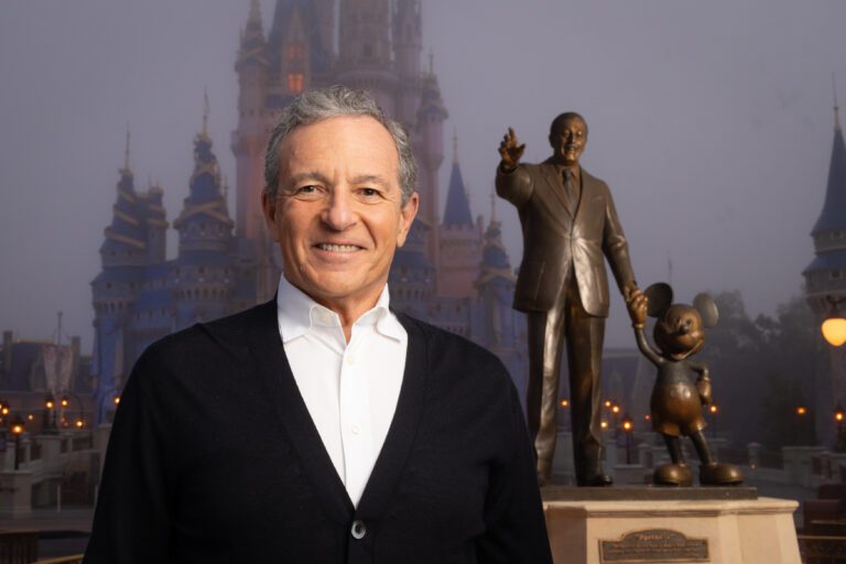 O CEO da Disney, Bob Iger, diz que os parques são um “ótimo lugar para fazer apostas” e irão turbinar seu crescimento