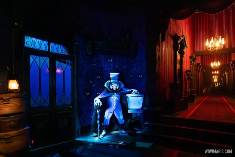 O icônico Hatbox Ghost se materializa na mansão assombrada do Walt Disney World