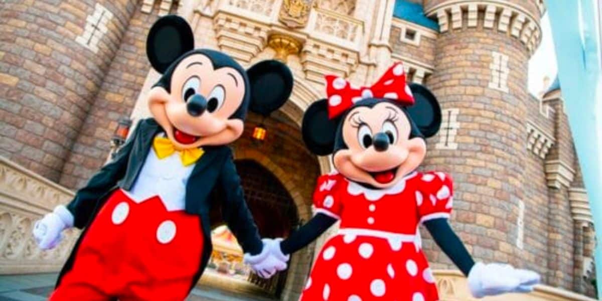 Mickey Mouse e Minnie Mouse em frente ao Castelo da Cinderela na Disney World