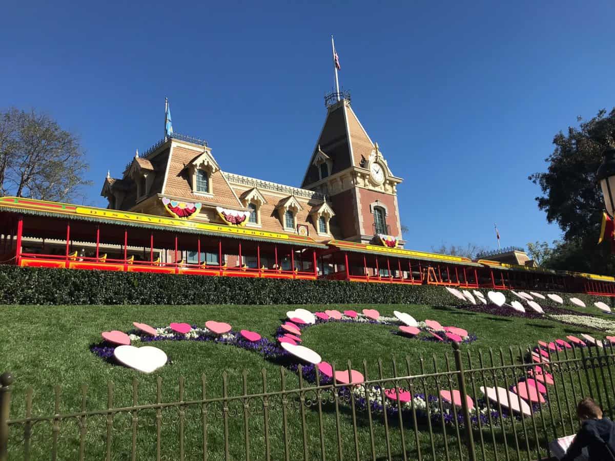 Entrada da Disneylândia com topiárias rosa 