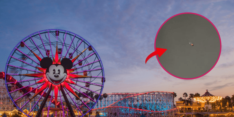 Cais da Pixar na Disneylândia.  A imagem de um helicóptero distante no céu está em primeiro plano, em busca do culpado em um tiroteio na entrada da Disneylândia.