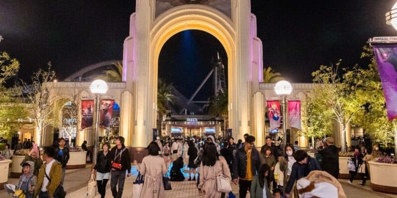 Multidões na entrada do Universal Studios Japan