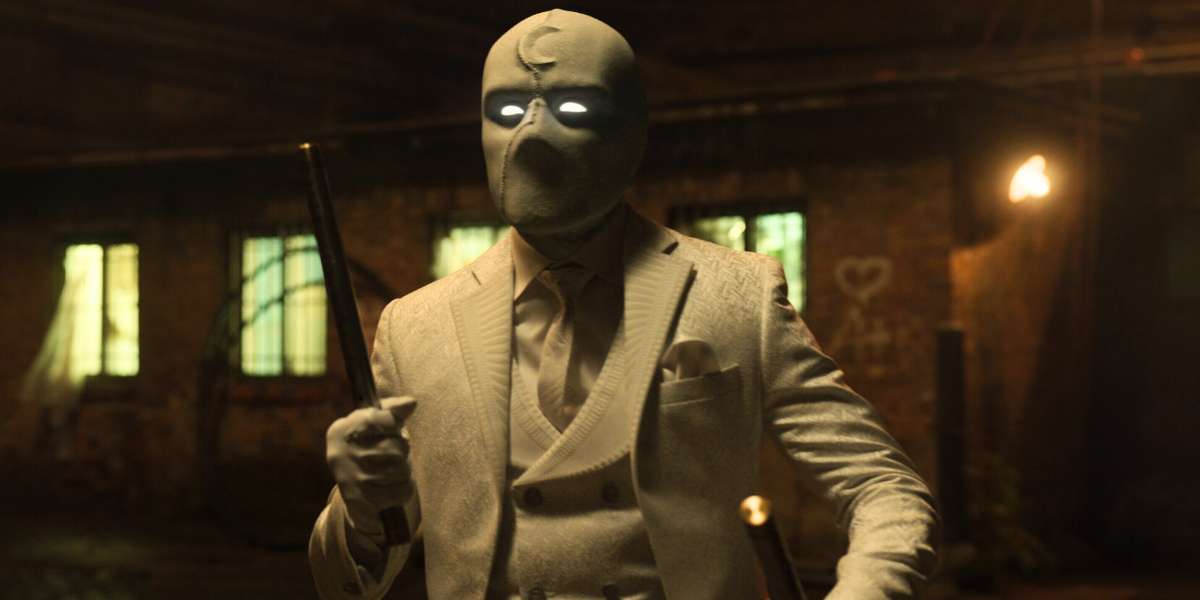 Oscar Isaac posa em um terno branco como Marc Spector/Steven Grant em 'Moon Knight' da Marvel