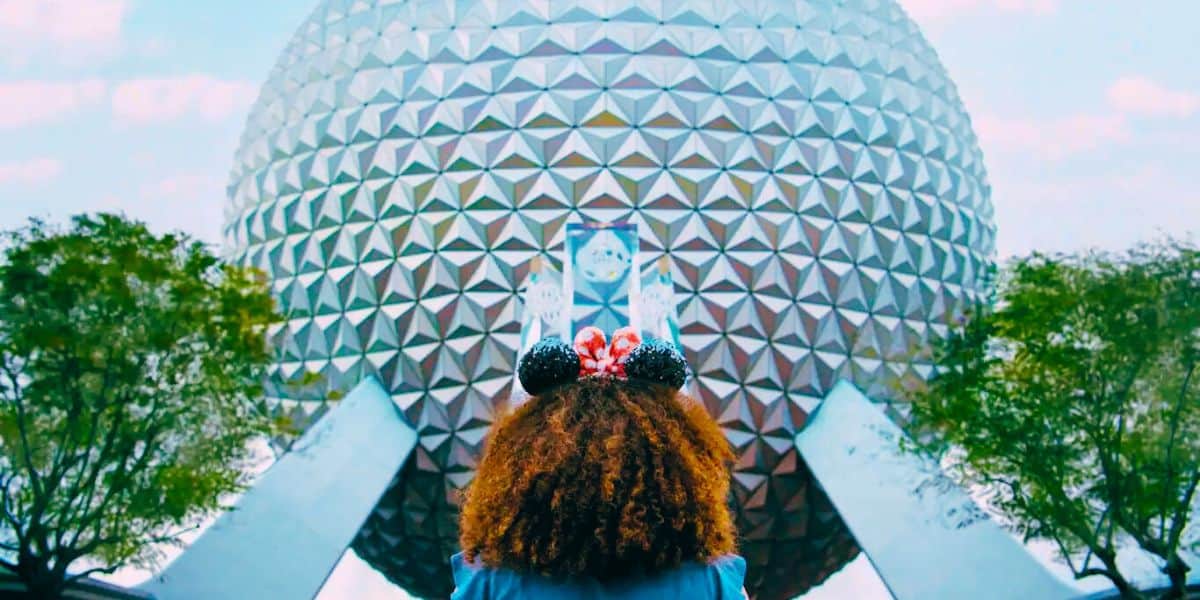 Uma garotinha olhando para a Spaceship Earth dentro do EPCOT no Walt Disney World Resort.