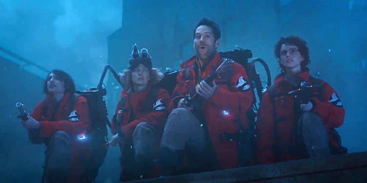 (Da esquerda para a direita) Finn Wolfhard, Carrie Coon, Paul Rudd e McKenna Grace em 'Ghostbusters: Frozen Empire'