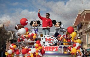 O quarterback do Chiefs, Patrick Mahomes, indo para a Disneylândia para comemorar a vitória no Super Bowl LVIII