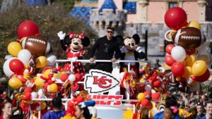 MVP do Super Bowl LVIII, Patrick Mahomes, visita a Disneylândia para a Parada da Vitória