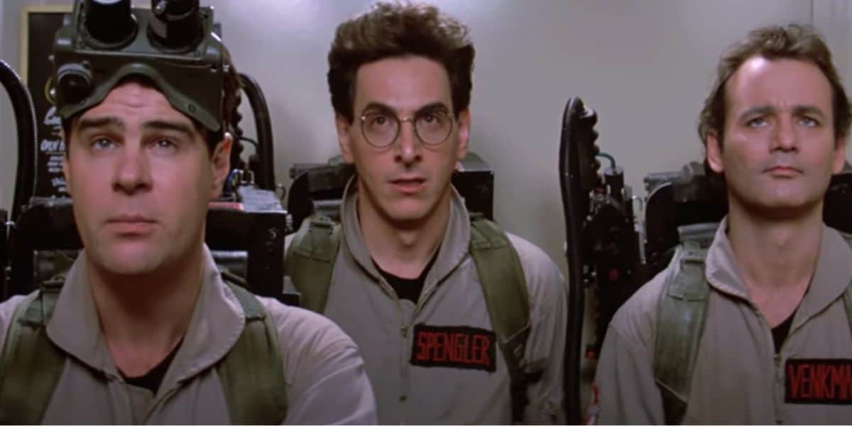 (Da esquerda para a direita) Ray Stantz (Dan Aykroyd), Egon Spengler (Harold Ramis) e Peter Venkman (Bill Murray) no elevador em 'Ghostbusters' (1984)
