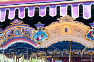 Repintura mural em andamento no Prince Charming Regal Carrousel no Magic Kingdom