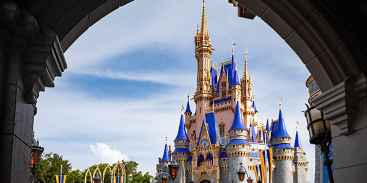 Castelo da Cinderela no Magic Kingdom no Walt Disney World Resort visto de um arco.