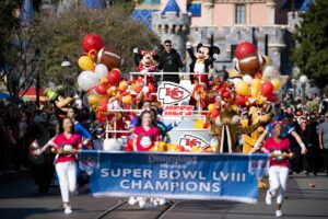 MVP Patrick Mahomes comemora vitória no Super Bowl 2024 na Disneylândia